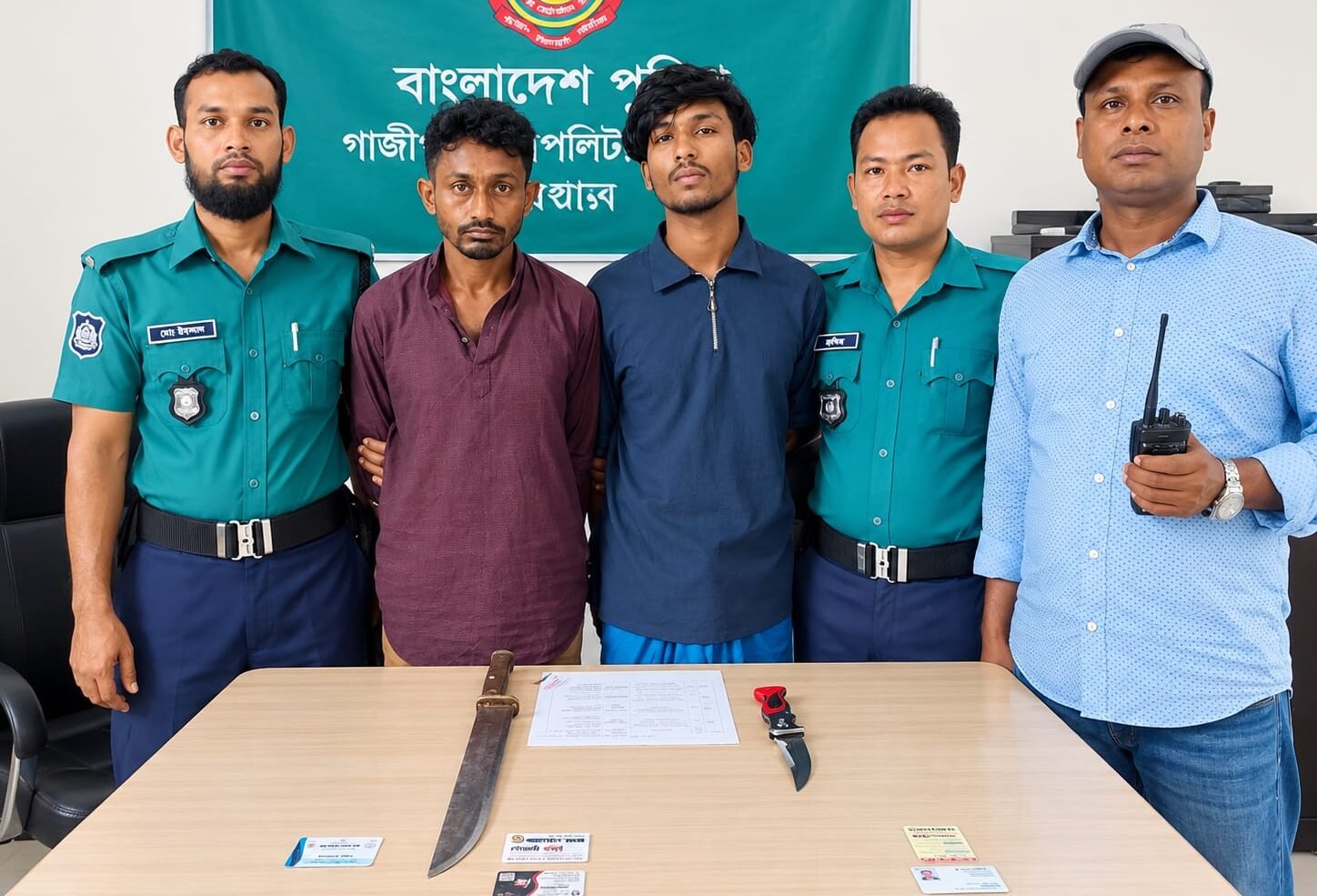 গাজীপুরের পূবাইলে ধারালো চাকু ও সুইচ গিয়ারসহ দুইজন আটক