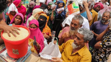 চাল-আটা ভর্তি ট্রাক নিয়ে চলে যাওয়ার অভিযোগ ডিলার রিয়াজের বিরুদ্ধে